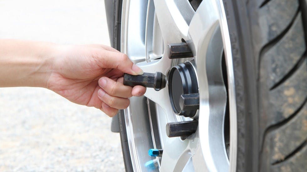 Installer écrous antivol - Accessoires Volkswagen